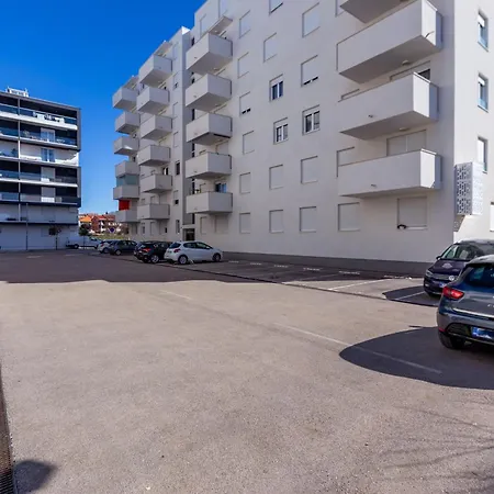 Bruno One Bedroom With Parking 아파트 *