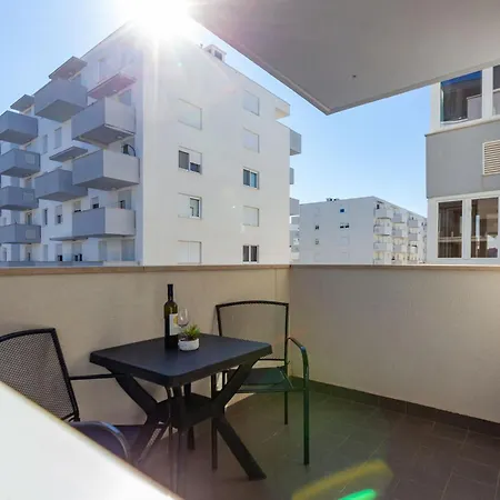 Bruno One Bedroom With Parking 아파트 자다르