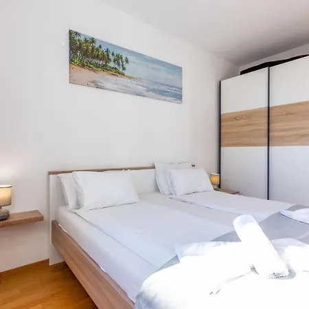 Bruno One Bedroom With Parking 아파트