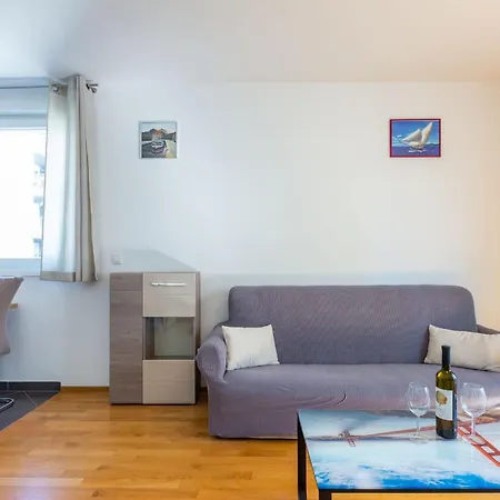 Bruno One Bedroom With Parking 아파트