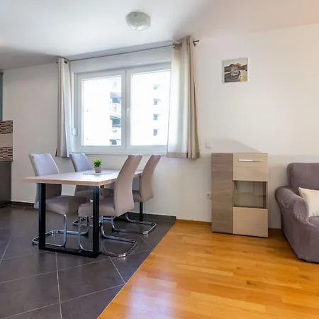 Bruno One Bedroom With Parking 아파트