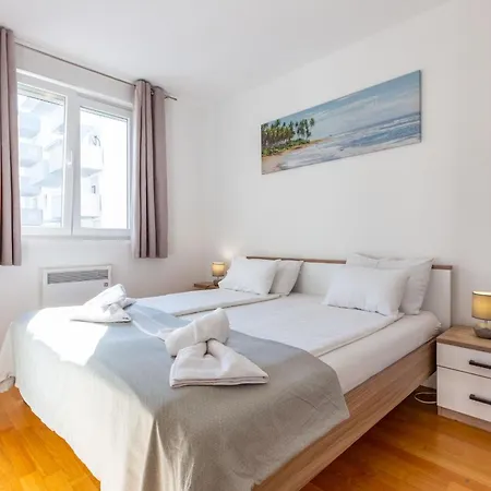 Bruno One Bedroom With Parking 아파트 *