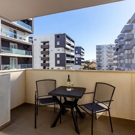 Bruno One Bedroom With Parking 아파트