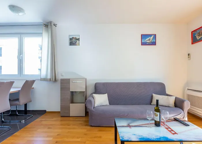 Bruno One Bedroom With Parking شقة