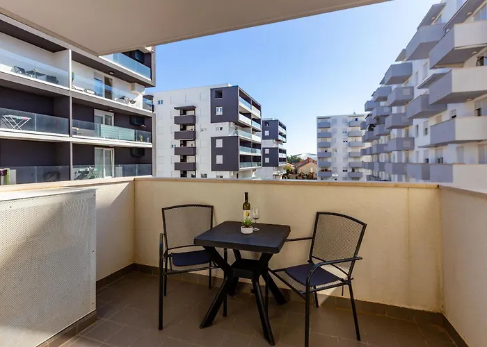 Bruno One Bedroom With Parking Apartment