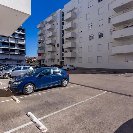 Bruno One Bedroom With Parking *