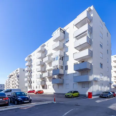 Bruno One Bedroom With Parking