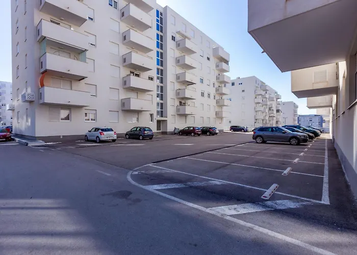 Bruno One Bedroom With Parking *