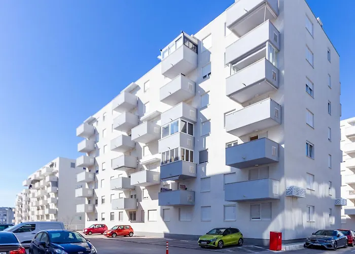 Bruno One Bedroom With Parking